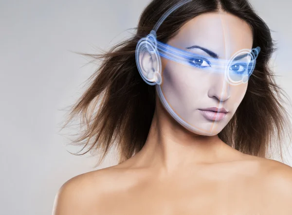 Mulher com o holograma a laser nos olhos — Fotografia de Stock
