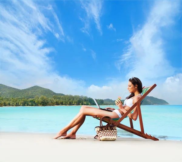 Jong en mooi meisje op exotische strand — Stockfoto