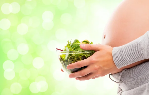 Mulher grávida segurando uma salada verde fresca — Fotografia de Stock