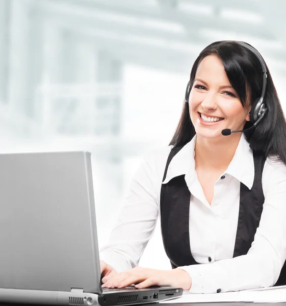 Hermoso operador de atención al cliente trabajando — Foto de Stock