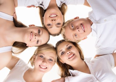 gülümseyen genç arkadaşlar