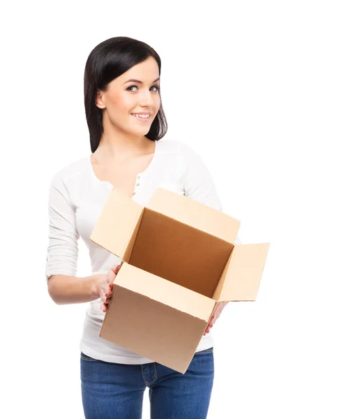Молодая и привлекательная девушка с картонной коробкой, изолированной на белом — стоковое фото