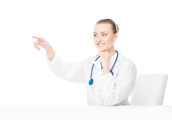 Jovem trabalhadora médica isolada em branco — Fotografia de Stock