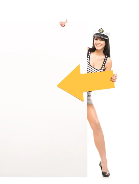 Mladá bruneta námořník žena s transparentem, izolované na bílém — Stock fotografie