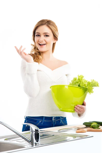 Dona de casa mulher cozinhar na cozinha — Fotografia de Stock