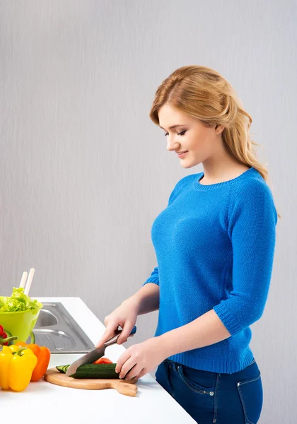 Housewife woman cooking in kitchen — Stock Photo, Image