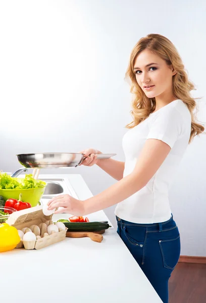 Ama de casa mujer cocina en la cocina —  Fotos de Stock