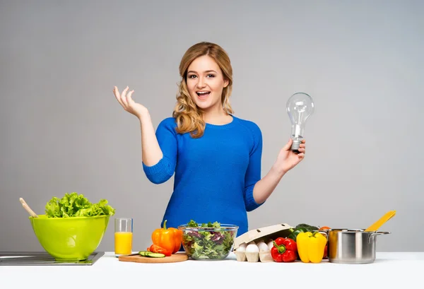 Ama de casa mujer cocina en la cocina — Foto de Stock