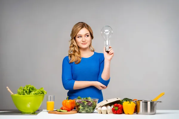 Huisvrouw vrouw koken in de keuken — Stockfoto