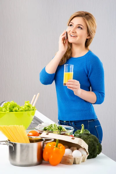 Housewife woman cooking in kitchen — Stock Photo, Image