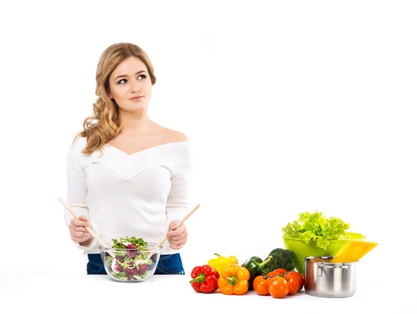 Femme au foyer cuisine dans la cuisine — Photo