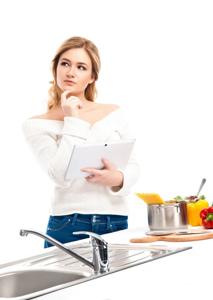 Домохозяйка женщина готовит на кухне — стоковое фото