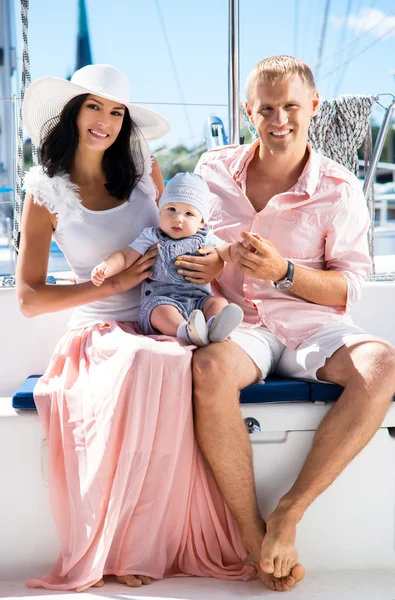 Young family on sailing boat — Stock Photo, Image