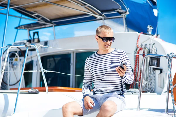 Knappe man op zeilboot — Stockfoto