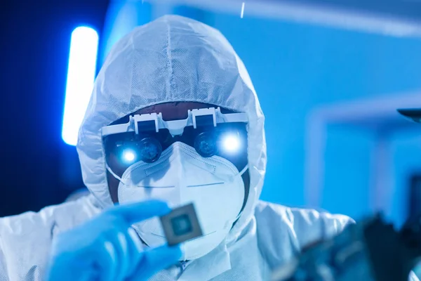 African-American scientist works in a modern scientific laboratory for the research and development of microelectronics and processors. Manufacturing worker uses computer technology and equipment. — Stock Photo, Image