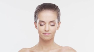 Genç, çekici ve sağlıklı bir kadının güzel portresi. Beyaz arka planda esmer bir kız. Doğal kadın yüzü..