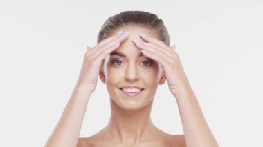 Genç, çekici ve sağlıklı bir kadının güzel portresi. Beyaz arka planda esmer bir kız. Doğal kadın yüzü..