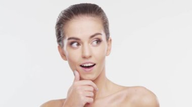 Genç, çekici ve sağlıklı bir kadının güzel portresi. Esmer kız beyaz arka plan üzerinde düşünüyor. Doğal kadın yüzü..