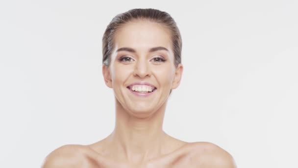 Krásný portrét mladé, atraktivní a zdravé ženy. Bruneta se směje přes bílé pozadí. Přirozená ženská tvář. — Stock video
