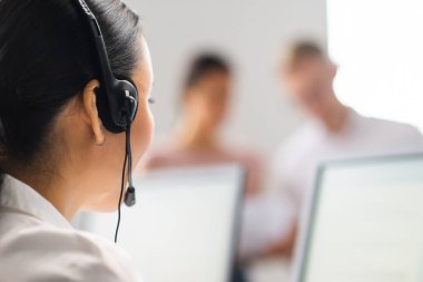 Genç profesyonellerden oluşan çeşitli ekipler telefon destek ofisinde çalışıyor. Çağrı merkezinde satış müdürlerinin çalışma günü. İş, telefon danışmanlığı ve sorun çözme.