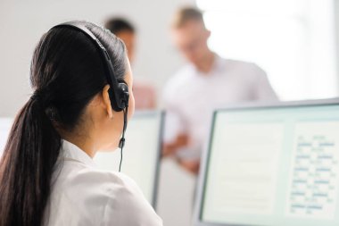 Genç profesyonellerden oluşan çeşitli ekipler telefon destek ofisinde çalışıyor. Çağrı merkezinde satış müdürlerinin çalışma günü. İş, telefon danışmanlığı ve sorun çözme.