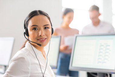 Genç profesyonellerden oluşan çeşitli ekipler telefon destek ofisinde çalışıyor. Çağrı merkezinde satış müdürlerinin çalışma günü. İş, telefon danışmanlığı ve sorun çözme.