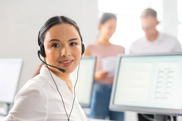 Diversi team di giovani professionisti sta lavorando nell'ufficio di supporto telefonico. Giornata lavorativa dei responsabili delle vendite nel call center. Consulenza commerciale, telefonica e soluzione dei problemi. — Foto Stock