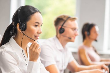 Genç profesyonellerden oluşan çeşitli ekipler telefon destek ofisinde çalışıyor. Çağrı merkezinde satış müdürlerinin çalışma günü. İş, telefon danışmanlığı ve sorun çözme.