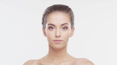 Genç, çekici ve sağlıklı bir kadının güzel portresi. Beyaz arka planda esmer bir kız. Doğal kadın yüzü..