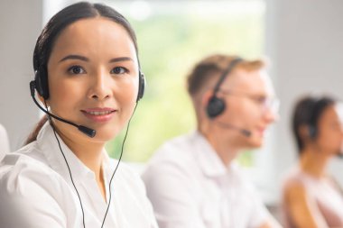 Genç profesyonellerden oluşan çeşitli ekipler telefon destek ofisinde çalışıyor. Çağrı merkezinde satış müdürlerinin çalışma günü. İş, telefon danışmanlığı ve sorun çözme.