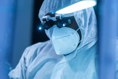 Afrikalı-Amerikalı bilim adamı, mikro elektronik ve işlemcilerin araştırılması ve geliştirilmesi için modern bir bilim laboratuvarında çalışıyor. Üretim işçisi bilgisayar teknolojisi ve ekipmanı kullanıyor.