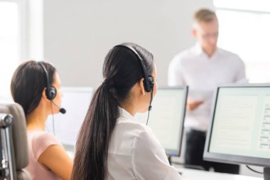 Genç profesyonellerden oluşan çeşitli ekipler telefon destek ofisinde çalışıyor. Çağrı merkezinde satış müdürlerinin çalışma günü. İş, telefon danışmanlığı ve sorun çözme.