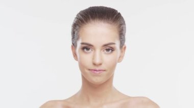 Genç, çekici ve sağlıklı bir kadının güzel portresi. Beyaz arka planda esmer bir kız. Doğal kadın yüzü..