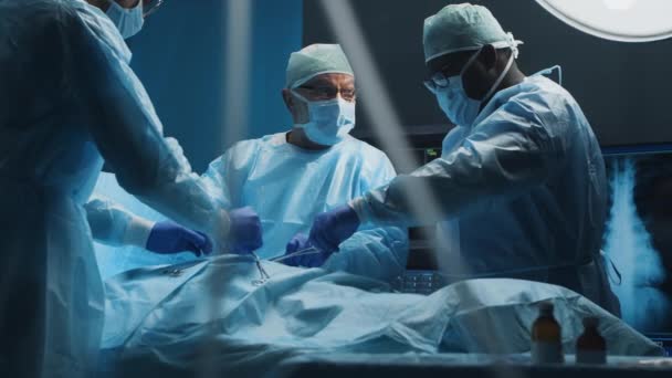 El equipo multirracial de cirujanos médicos profesionales realiza la operación quirúrgica en un hospital moderno. Los médicos están trabajando para salvar al paciente. Medicina, salud, cardiología y trasplante. — Vídeos de Stock