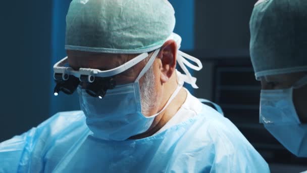 Professzionális orvosi sebészek multiracionális csapata végzi a műtétet egy modern kórházban. Az orvosok azon dolgoznak, hogy megmentsék a beteget. Gyógyászat, egészségügy, kardiológia és transzplantáció. — Stock videók