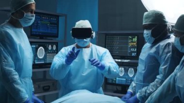 Profesyonel tıp cerrahlarından oluşan çok ırklı bir ekip sanal gerçeklik teknolojisini kullanarak modern bir hastanede cerrahi operasyon gerçekleştiriyor. Tıp, sağlık ve sinir cerrahisi kavramı.