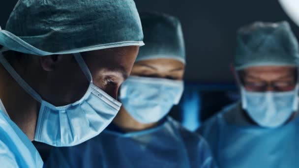 Πολυφυλετική ομάδα επαγγελματιών ιατρών χειρουργών εκτελεί τη χειρουργική επέμβαση σε ένα σύγχρονο νοσοκομείο. Οι γιατροί προσπαθούν να σώσουν τον ασθενή. Ιατρική, υγεία, καρδιολογία και μεταμόσχευση. — Αρχείο Βίντεο