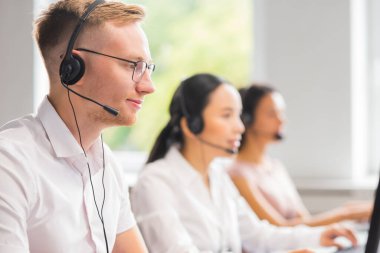 Genç profesyonellerden oluşan çeşitli ekipler telefon destek ofisinde çalışıyor. Çağrı merkezinde satış müdürlerinin çalışma günü. İş, telefon danışmanlığı ve sorun çözme.