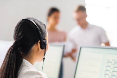 Genç profesyonellerden oluşan çeşitli ekipler telefon destek ofisinde çalışıyor. Çağrı merkezinde satış müdürlerinin çalışma günü. İş, telefon danışmanlığı ve sorun çözme.