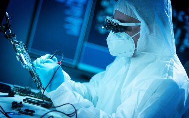 Bilim adamı mikro elektronik ve işlemcilerin araştırılması ve geliştirilmesi için modern bir bilim laboratuvarında çalışıyor. Mikroişlemci imalat işçisi bilgisayar teknolojisi ve ekipmanı kullanıyor.