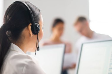 Genç profesyonellerden oluşan çeşitli ekipler telefon destek ofisinde çalışıyor. Çağrı merkezinde satış müdürlerinin çalışma günü. İş, telefon danışmanlığı ve sorun çözme.