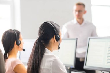 Genç profesyonellerden oluşan çeşitli ekipler telefon destek ofisinde çalışıyor. Çağrı merkezinde satış müdürlerinin çalışma günü. İş, telefon danışmanlığı ve sorun çözme.