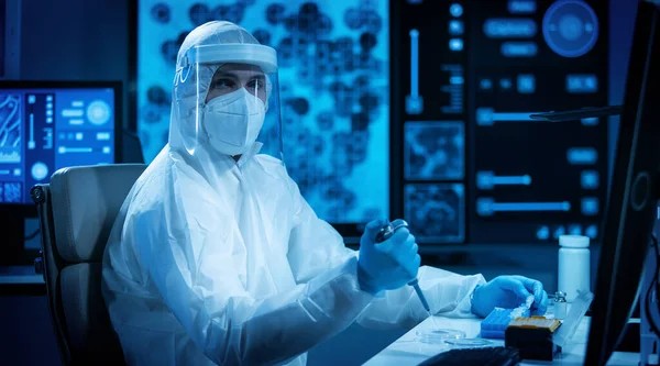 Científico trabaja en un laboratorio científico moderno utilizando equipos de laboratorio, microscopio y tecnología informática. Invención de nuevas vacunas. Concepto de Ciencia y Salud. — Foto de Stock
