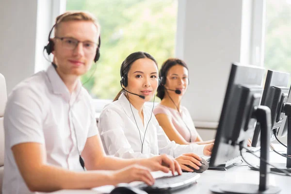 Diversi team di giovani professionisti sta lavorando nell'ufficio di supporto telefonico. Giornata lavorativa dei responsabili delle vendite nel call center. Consulenza commerciale, telefonica e soluzione dei problemi. — Foto Stock