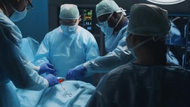 Profesyonel tıp cerrahlarından oluşan çok ırklı bir ekip modern bir hastanede cerrahi operasyon gerçekleştiriyor. Doktorlar hastayı kurtarmaya çalışıyor. İlaç, sağlık, kardiyoloji ve organ nakli.