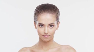 Genç, çekici ve sağlıklı bir kadının güzel portresi. Beyaz arka planda esmer bir kız. Doğal kadın yüzü..