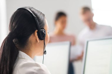 Genç profesyonellerden oluşan çeşitli ekipler telefon destek ofisinde çalışıyor. Çağrı merkezinde satış müdürlerinin çalışma günü. İş, telefon danışmanlığı ve sorun çözme.