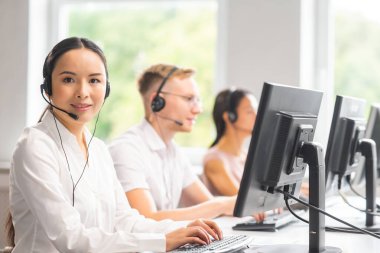 Genç profesyonellerden oluşan çeşitli ekipler telefon destek ofisinde çalışıyor. Çağrı merkezinde satış müdürlerinin çalışma günü. İş, telefon danışmanlığı ve sorun çözme.