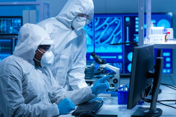 Científico afroamericano trabaja en un laboratorio científico usando equipo de laboratorio, microscopio y tecnología informática. Invención de nuevos fármacos y vacunas. Concepto de Ciencia y Salud. — Foto de Stock