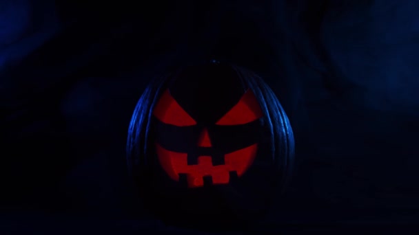Ijesztő nevető tök sötét háttérrel. Halloween, boszorkányság és varázslat. — Stock videók